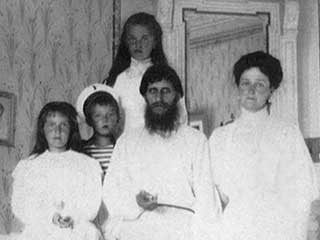 La zarina Alejandra con sus hijos y Grigori Rasputin