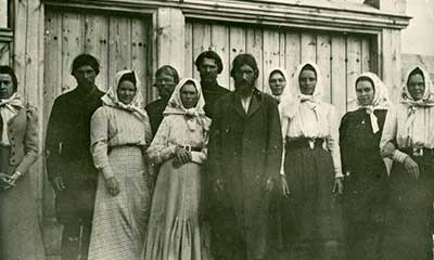 Grigori Rasputin con otros campesinos en su aldea Pokrovskoye, Tobolsk