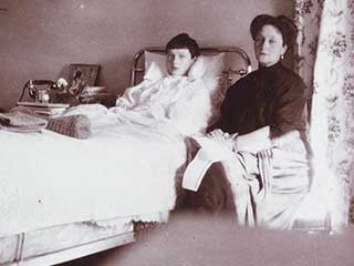 La zarina Alexandra y su hijo Alexey enfermo