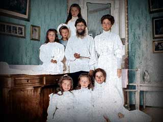 Grigori Rasputin con la zarina Alejandra y los hijos del zar